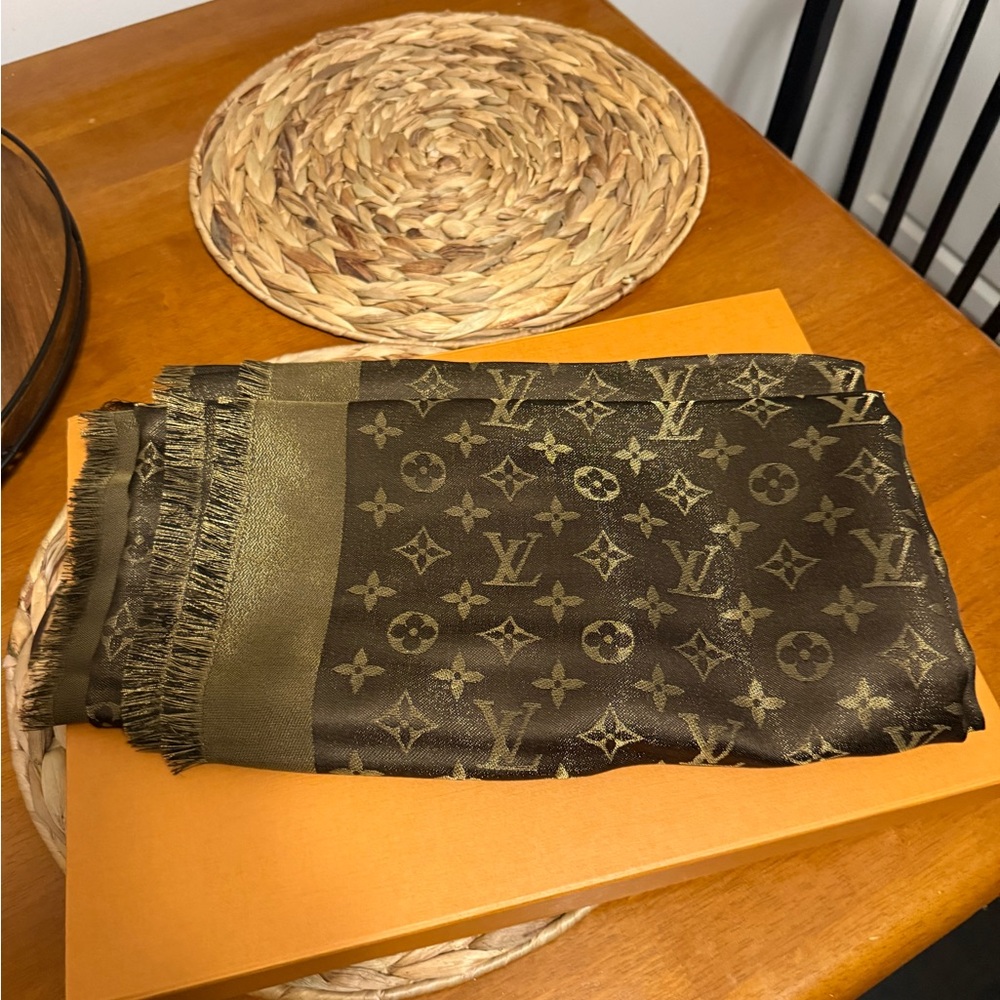 Louis Vuitton Monogram Shine Shawl - Picture 5 of 7